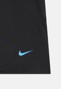 Pantalones cortos deportivos negros, hechos de una tela suave, con un logo de Nike azul bordado en la parte inferior izquierda. Cuenta con costuras planas para mayor comodidad.
