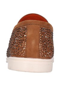 Bruine suède sneaker met strass-versieringen aan de zijkant, witte rubberen zool en een afgerond hielontwerp.
