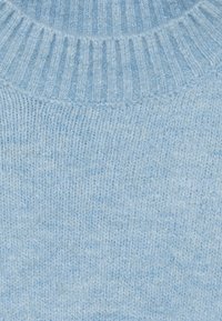 Hellblau gestrickter Pullover mit einem gerippten Rundhalskragen und einem weichen, strukturierten Wollstoff.