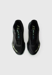 Et par sorte og grønne Puma Solar Rike sneakers med overdele i mesh og læder, set ovenfra på en hvid baggrund.