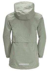 Giacca impermeabile verde chiaro con cappuccio, polsini elasticizzati e ventola posteriore, dotata di una striscia riflettente orizzontale sulla parte bassa della schiena.