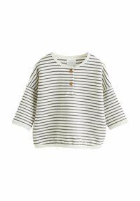 Weißer Pullover mit schwarzen Streifen, runder Ausschnitt, drei Holzknöpfe vorne und weite Ärmel; gerippte Bündchen und Saum.