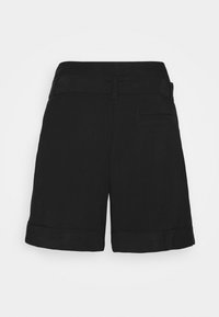 Shorts noirs sur mesure avec ourlets revers, passants de ceinture et une seule poche passepoilée à l'arrière, vus de dos sur un fond uni.
