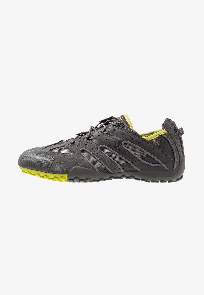 Chaussure de sport légère gris foncé et jaune avec panneaux en mesh, surcouches en daim, fermeture à lacets et semelle en caoutchouc texturée.