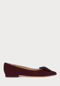 Burgundy mockaskinsballetskor med en detalj av rosett på tåpartiet och en låg, bred klack för komfort. Slät innersula och klassisk silhuett.