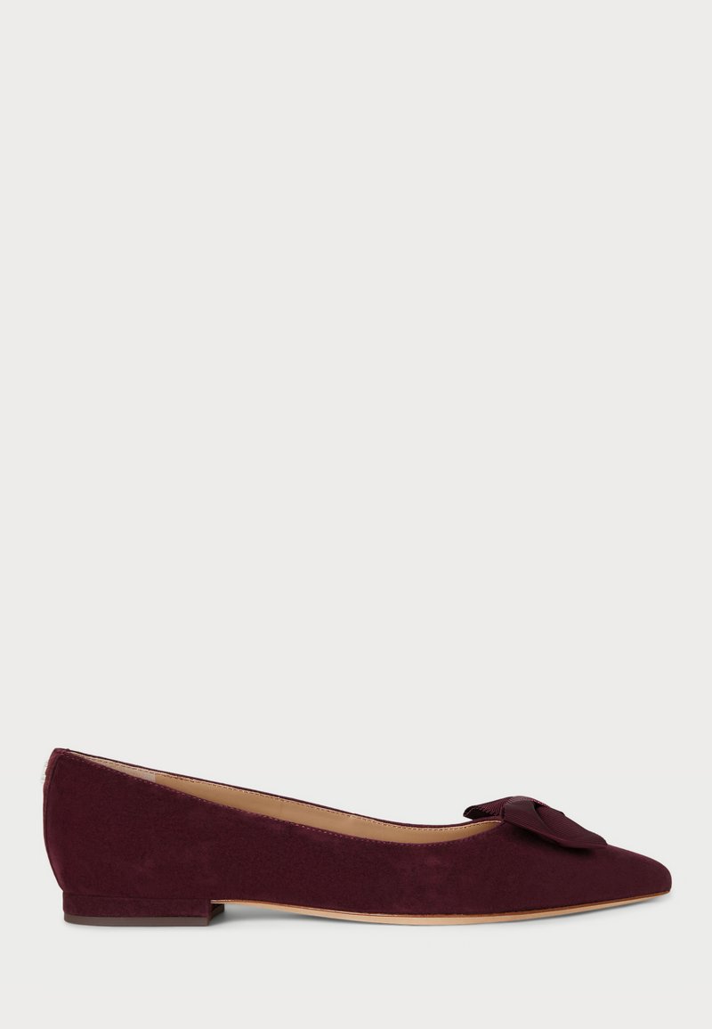 Burgundy mockaskinsballetskor med en detalj av rosett på tåpartiet och en låg, bred klack för komfort. Slät innersula och klassisk silhuett.