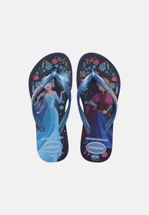 Detské modré žabky s trblietavými remienkami, na ktorých sú postavy z filmu Ľadové kráľovstvo Elsa a Anna obklopené farebnými kvetmi a listami.