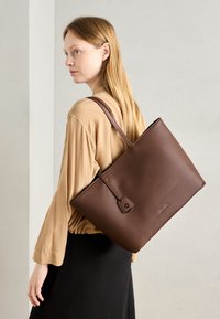 Unselected, dark brown