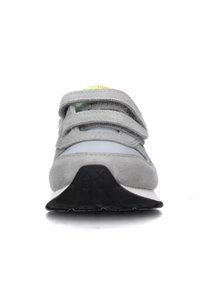 Scarpa atletica grigia con upper in suede e mesh, doppie cinghie in velcro e suola in gomma nera con battistrada testurizzato per una buona aderenza.