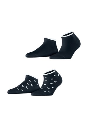 Zwei Paar schwarze Knöchelsocken mit weißem Besatz, eines schlicht und eines mit kleinen weißen abstrakten Formen verteilt.