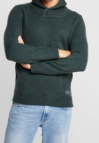 Pier One Stickad tröja - mottled dark green