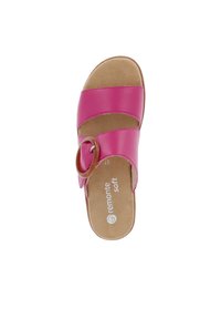 Infradito in pelle rosa con due ampie cinghie e un accento circolare in legno. Soletta imbottita beige con testo del marchio visibile.