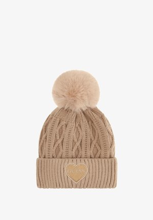 Gorro de punto beige con puño acanalado, rematado con un pompón de piel sintética y una patch de cuero en forma de corazón con la inscripción "GUESS".