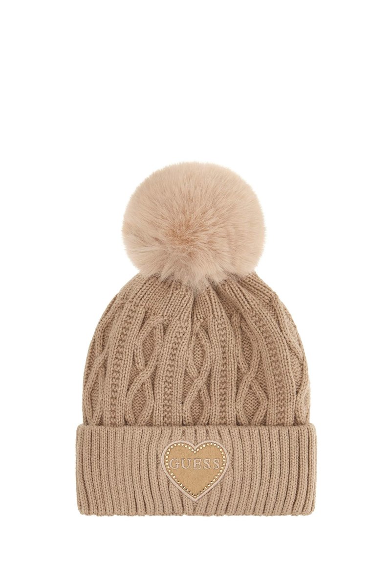 Beige gestrickte Mütze mit geripptem Bund, oben mit einem Kunstpelz-Pompon und einem herzförmigen Lederpatch geprägt mit "GUESS."