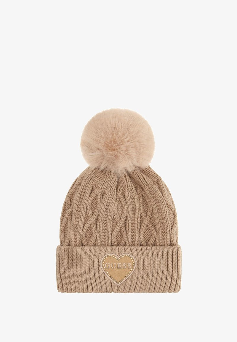 Berretto lavorato a maglia beige con un risvolto a costine, decorato con un pompon in pelliccia sintetica e un'etichetta in pelle a forma di cuore con la scritta "GUESS" in rilievo.
