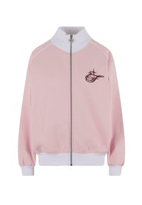 Giacca a zip rosa con colletto alto, dettagli bianchi sulle maniche e sui polsini inferiori, con un logo nero sul davanti. Tessuto in misto cotone.