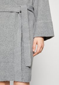 VILA VIROLFIE TIE BELT - Svetríkové šaty - medium grey melange