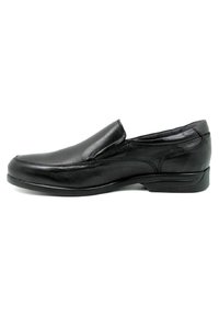 Zapato negro de cuero sin cordones con una textura suave, punta redondeada y costuras mínimas. Presenta un tacón bajo y un diseño de suela plana.