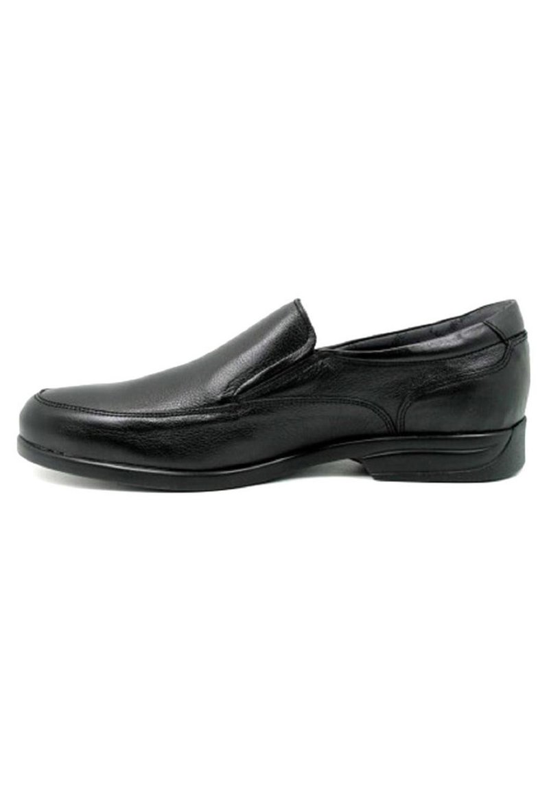 Zapato negro de cuero sin cordones con una textura suave, punta redondeada y costuras mínimas. Presenta un tacón bajo y un diseño de suela plana.