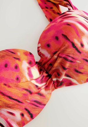 Bikini gornji deo sa vibrantnim apstraktnim uzorkom u ružičastoj, narandžastoj i beloj boji; glatka tkanina sa skupljenim središnjim delom i širokim, vezanim trakama.