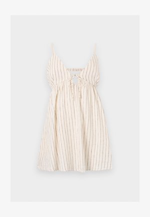 Robe blanche sans manches avec fines rayures verticales marron, nouée devant, avec fines bretelles, présentée sur un fond uni.
