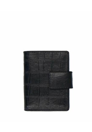 Schwarze Lederbrieftasche mit Krokodilstruktur und einem Druckverschlussriemen, quadratische Form, von vorne vor weißem Hintergrund.