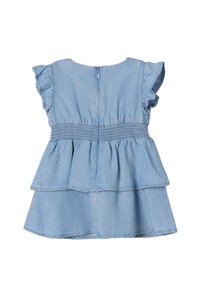 Abito in denim azzurro chiaro con maniche corte a volant, vita arricciata e design a peplo a strati. Chiusura con cerniera sul retro.