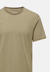 Olivgrünes T-Shirt mit kurzen Ärmeln, hergestellt aus weichem, leichtem Material. Verfügt über einen klassischen Rundhalsausschnitt mit minimalen Nähdetails.