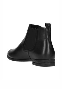 Bottine Chelsea en cuir noir avec panneau latéral élastique et petit talon empilé, vue de côté extérieur et de dos.