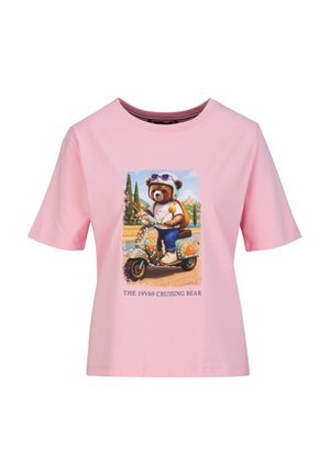 Roze shirt met korte mouwen met een afbeelding van een beer die een bril en helm draagt en op een versierde scooter rijdt, ondertiteld "THE 19V69 CRUISING BEAR."