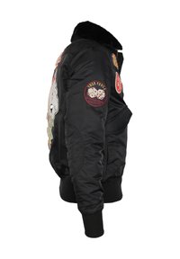 Svart bomberjacka med fuskpälskrage och broderade lappar. Har ribbade muddar och fåll, slät textur och dragkedjestängning.