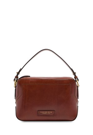 Borsa a mano in pelle marrone liscia con manico corto, accessori dorati e targhetta con logo "THE BRIDGE FIRENZE 1969" sul davanti.