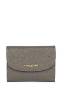 Grijze leren portemonnee met textuur en een ronde flap, voorzien van een gouden "LANCASTER PARIS" logo aan de voorkant. Compact ontwerp voor gebruiksgemak.