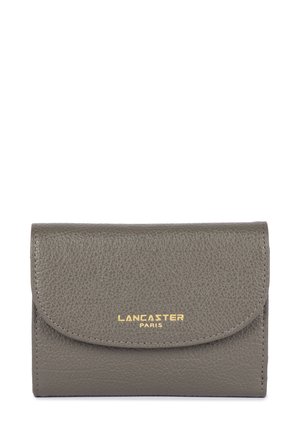 Portafoglio in pelle grigia con texture e pattina arrotondata, con il logo dorato "LANCASTER PARIS" sul fronte. Design compatto per una facile gestione.