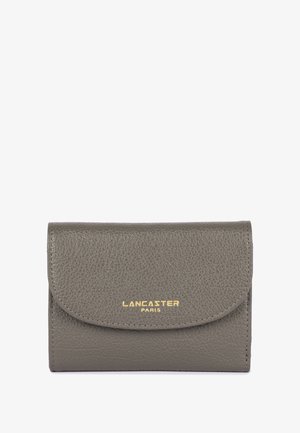 Portafoglio in pelle grigia con texture e pattina arrotondata, con il logo dorato "LANCASTER PARIS" sul fronte. Design compatto per una facile gestione.