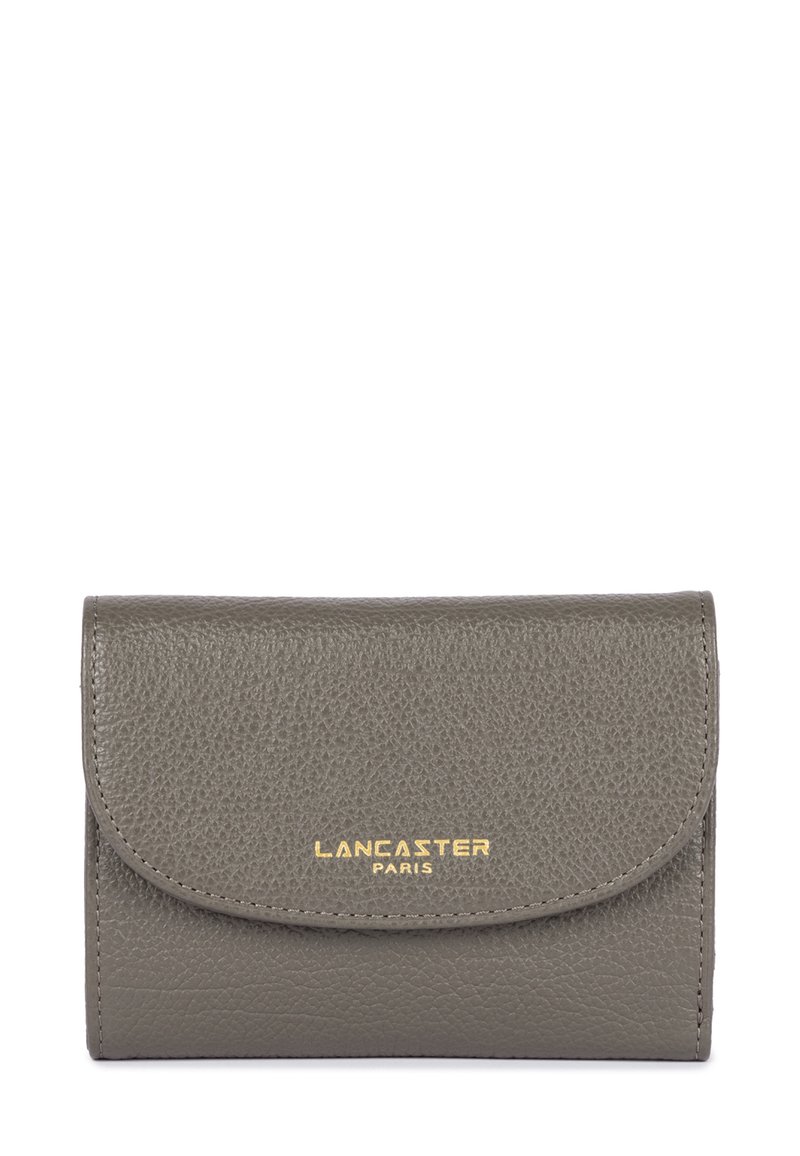 Grijze leren portemonnee met textuur en een ronde flap, voorzien van een gouden "LANCASTER PARIS" logo aan de voorkant. Compact ontwerp voor gebruiksgemak.