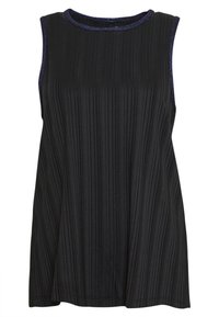 Czarna bez rękawów bluzka o rozkloszowanym kroju, z pionowymi plisami, teksturowanym wykończeniem oraz połyskującym granatowym akcentem przy dekolcie.