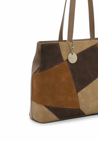 Hnědá a béžová patchworková taška z nubuku a kůže s výjimečným geometrickým vzorem a malou kovovou visačkou.