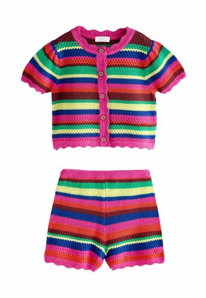 Dwuczęściowy zestaw dziecięcy z dzianiny, składający się z krótkiego kardiganu na guziki z krótkim rękawem i szortów w poziome paski w kolorach tęczy oraz z falistymi krawędziami.
