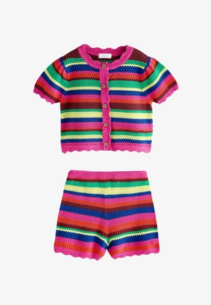 Dječji dvodijelni pleteni komplet s kratkom rukavom, kardiganom na kopčanje i kratkim hlačama s horizontalnim prugama u bojama duge i valovitim rubovima.