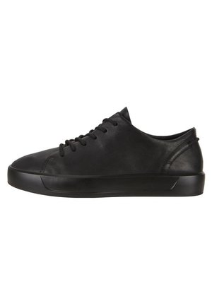 Czarny niski skórzany sneaker z sznurowanym zapięciem i płaską gumową podeszwą, pokazany z zewnętrznej strony na białym tle.