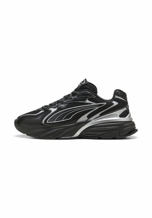 Sneaker sportiva nera e argento con tomaia in mesh e sintetico, suola spessa e imbottita, chiusura con lacci, mostrata dal lato esterno.