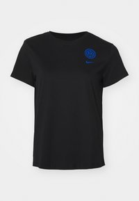 Čierne bavlnené tričko s modrým kruhovým logom s textom "NY" a modrým Nike swooshom na ľavej strane hrudníka. Klasický dizajn s okrúhlym výstrihom.