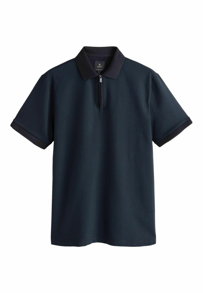 Tmavě modré polo tričko s krátkým rukávem, s límcem na zip a texturovanou tkaninou s jemným geometrickým vzorem. Černé detaily na manžetách.