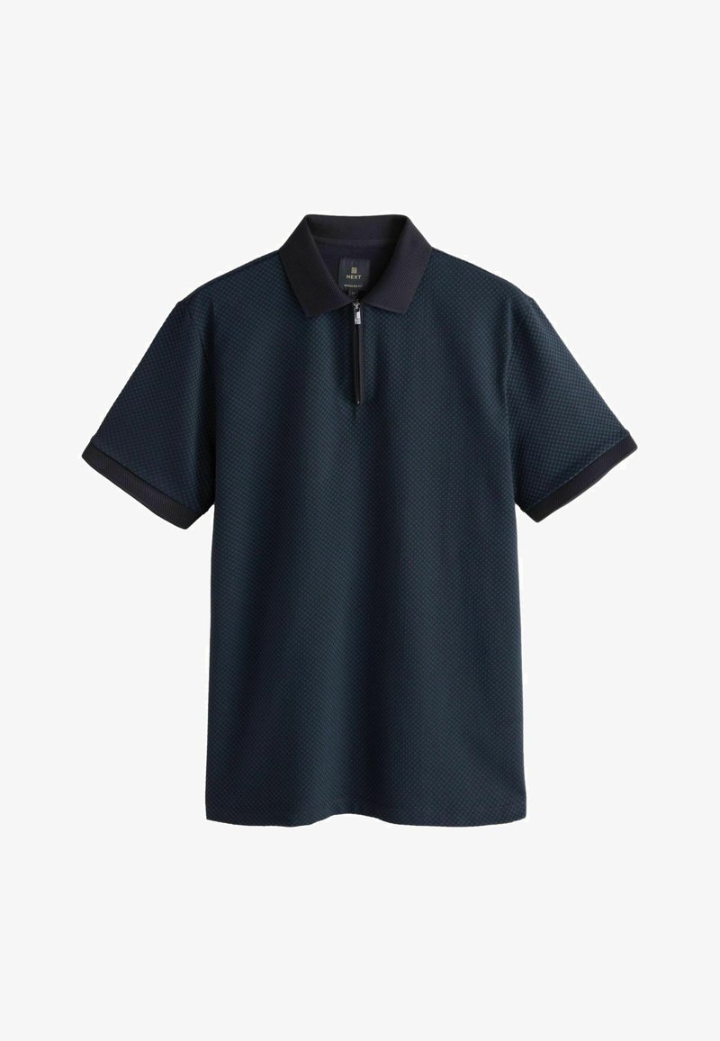 Tmavě modré polo tričko s krátkým rukávem, s límcem na zip a texturovanou tkaninou s jemným geometrickým vzorem. Černé detaily na manžetách.