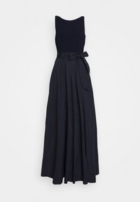 Ärmlös lång klänning i marinblått med en figurnära överdel, vid kjol och knytband i midjan.