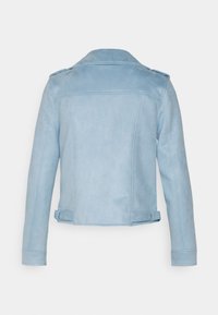 Světlá modrá bunda z umělé semiše s přiléhavým střihem, špičatým límečkem a ramenními nášivkami. Má opasek a na zádech tvarované švy.