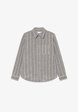 Chemise grise en tissu texturé avec des rayures verticales crème, un col et une poche poitrine unique. Design ajusté avec fermeture à boutons.