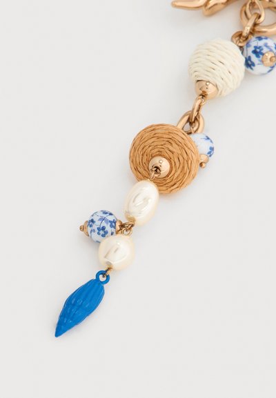 Κοσμητικό με χάντρες, με πλεκτούς δίσκους σε αποχρώσεις καφέ και κρέμ, μπλε και λευκές χάντρες με λουλουδάτο σχέδιο, δύο λευκές μαργαριταρένιες χάντρες και ένα μπλε φυλλαράκι σε σχήμα φύλλου, σε χρυσούς κρίκους.