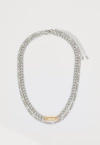 Zilverkleurige ketting met meerdere lagen, een gestructureerd schakeldesign en een gouden accentstuk in het midden. Verstelbare lengte met sluiting.